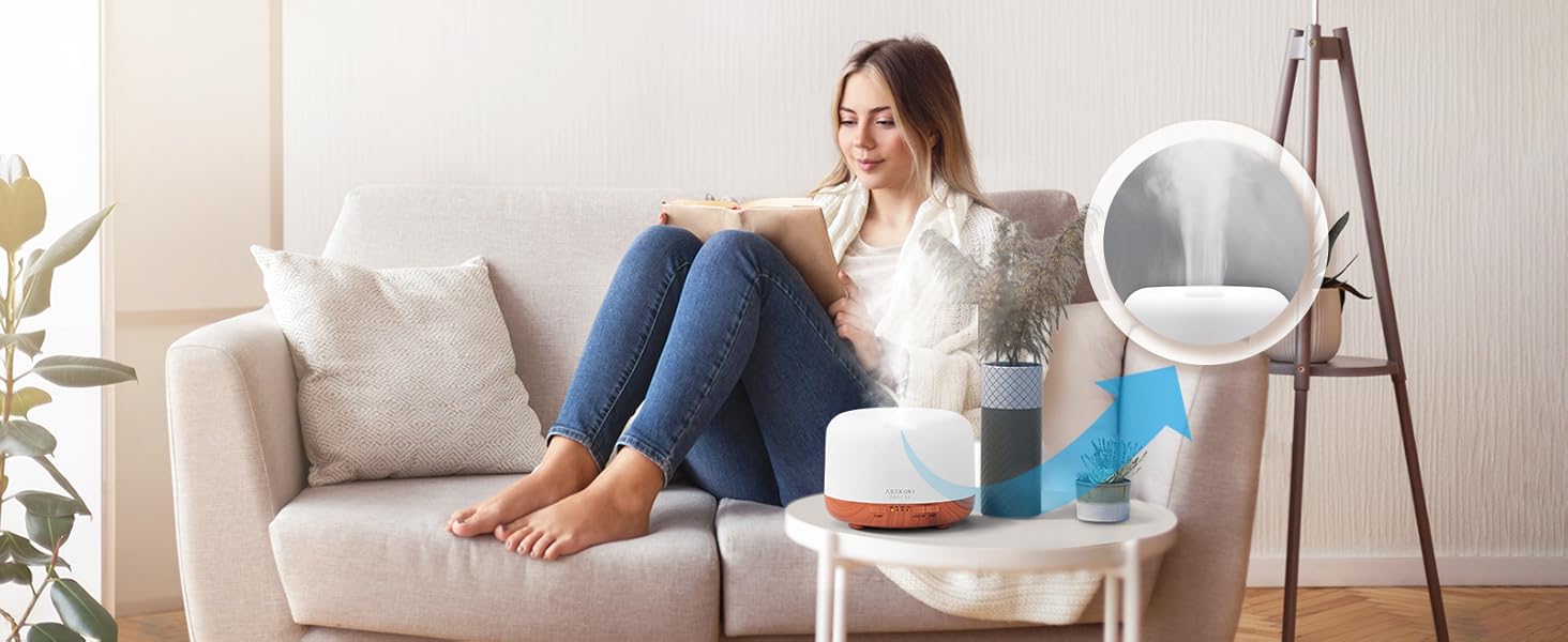 客廳內部，白色和米色傢俱，展現簡約的家居裝飾風格，舒適的座椅佈置和中性色調。