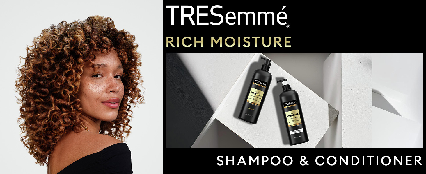 TRESemmé 洗髮水旁邊有着彈性捲髮的模特 &護髮素塗抹於幾何、光滑的表面上。