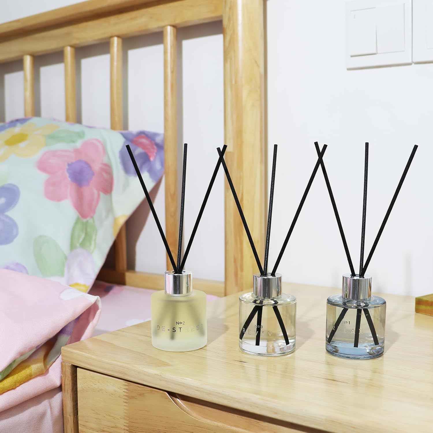 3瓶香氛藤条扩香器 空气清新剂香薰 50 毫升薰衣草茉莉柠檬草香薰套装,含 12 根黑色纤维棒,空气清新剂适用于卧室、浴室、办公室,尺寸为 8.2 x 6.6 x 2.1 英寸