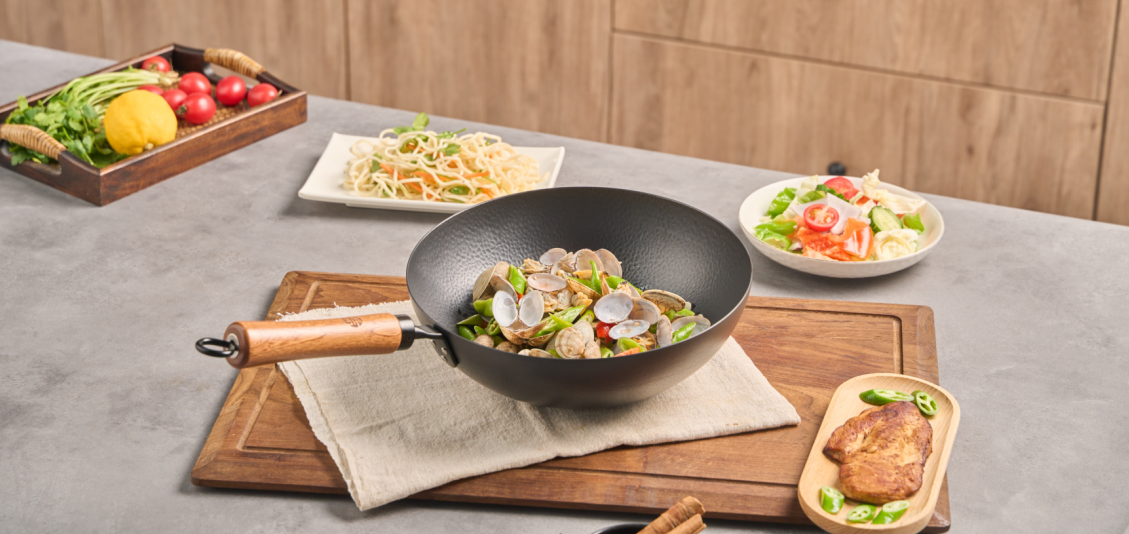 🔥歷史低價🔥王源吉 【手工鍛造越用越不黏】 28CM手工鍛造精鐵鍋 贈品 清潔套裝 圓底 瓦斯爐/明火可用