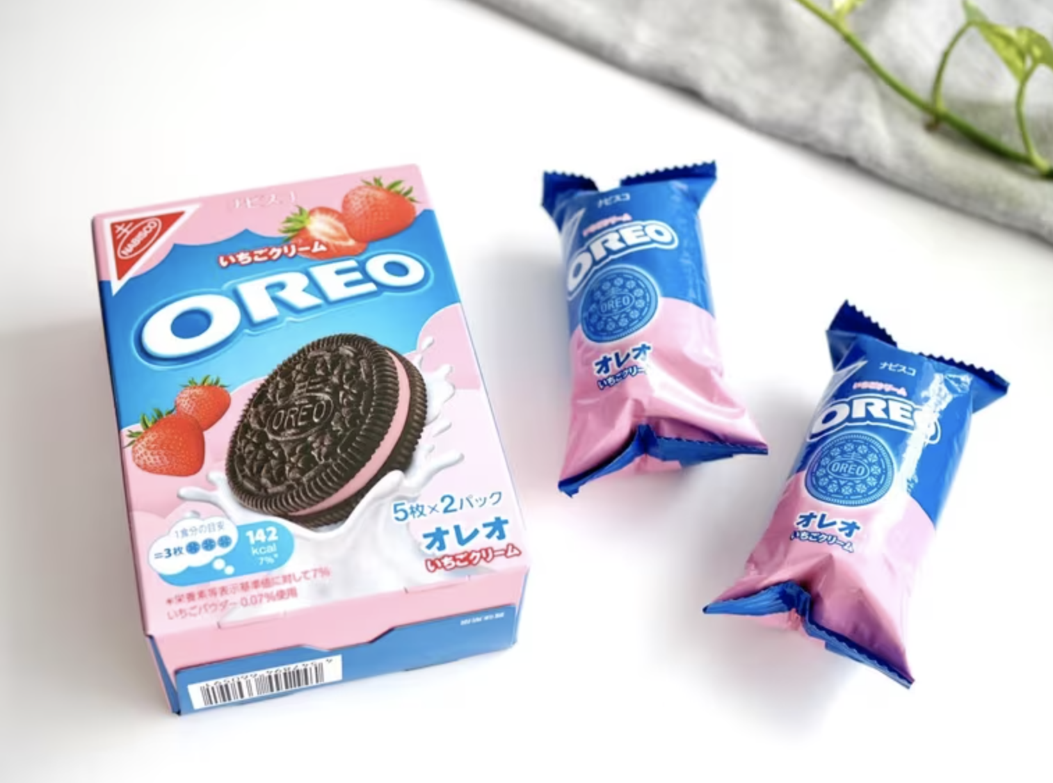 日本直送」オレオ・日本限定 いちごクリーム 10枚箱入り - Weee!