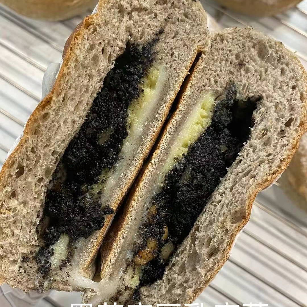 Black sesame and soy milk mochi bread 280 g
