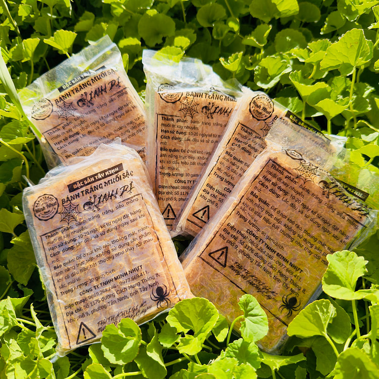 Combo 5 packs of extreme spicy salted rice paper 1 pack