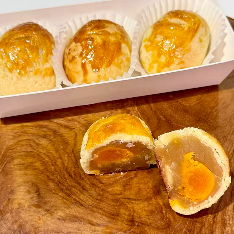 Egg yolk with white lotus seed paste mooncake 3pcs 1 each