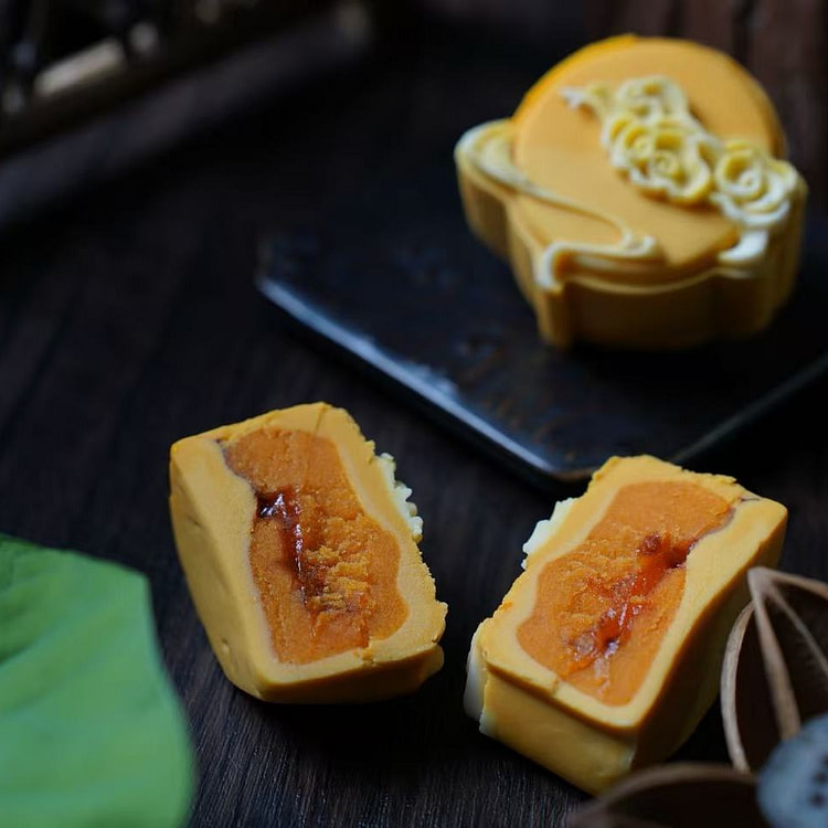 Handmade Walnut-Crust Mooncakes Molten Salted Egg 1 each