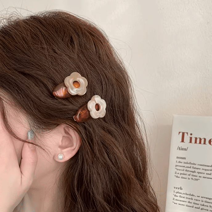 Amber-colored floral small hairclip 1 count