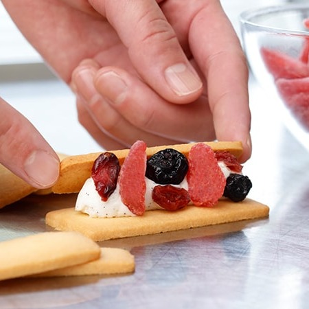 Get [Japan Direct Mail] SUZETTE C3 Berry Wich Fruit Cookies 3pcs