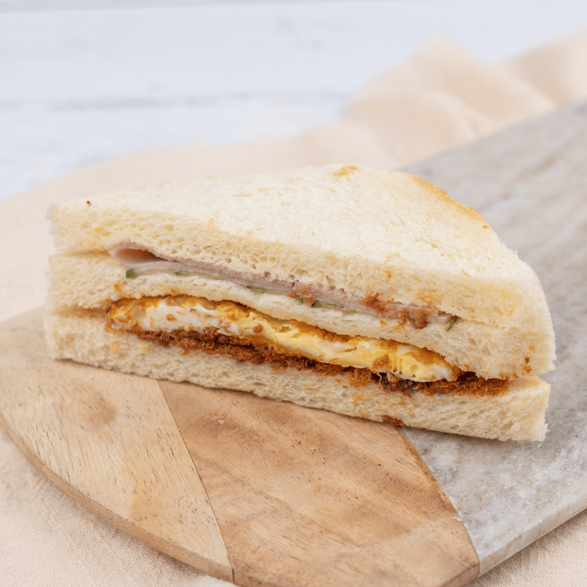 Delícia taiwanesa: Sanduíche de carne de porco desfiada e ovo com presunto (com pepino fresco) 1 unidade