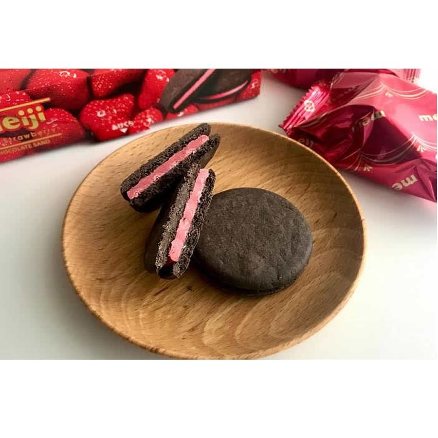 日本直送」Meiji・リッチストロベリーチョコサンド 6枚入り - Weee!