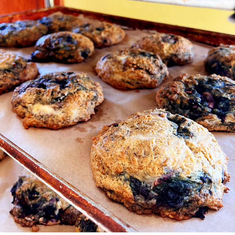 经典美式甜点 外酥里软新鲜烤制Berry Cream Cheese Scone