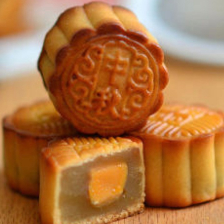 Get Lotus Seed Paste with Salted Egg Yolk Mooncake 2 count Delivered ...