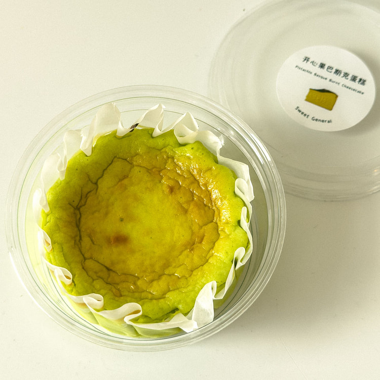 Pastel de queso vasco quemado de pistacho de 4 pulgadas - alrededor de 200g