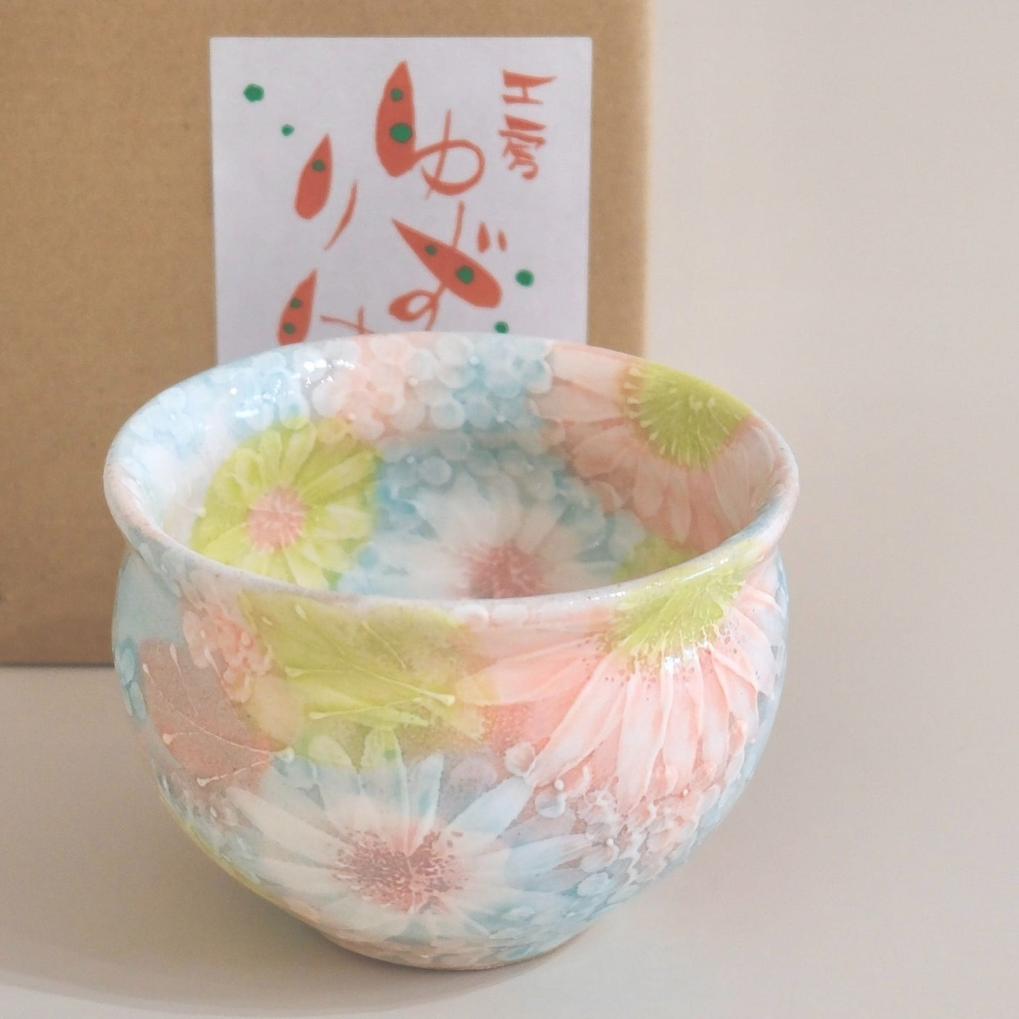Yuzuriha Matcha Bowl Blue/Pink Flowers (Gift box) 1 count