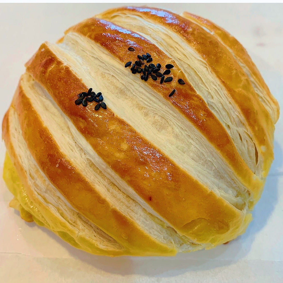Pão folhado de queijo com carne de porco desfiada 1 unidade(s)
