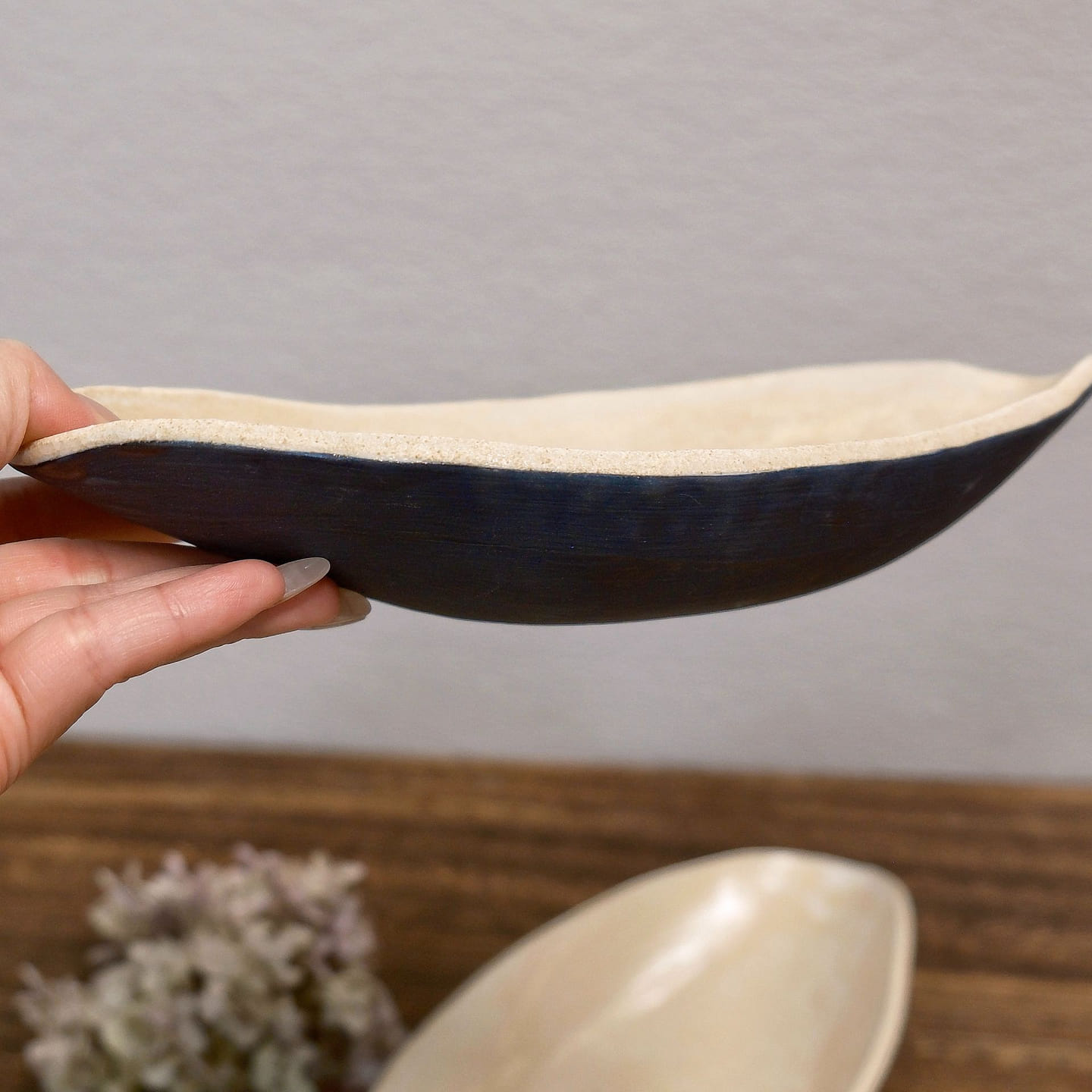 Artist Maki Sugita 24.5cm Leaf Plate – Black 1 count