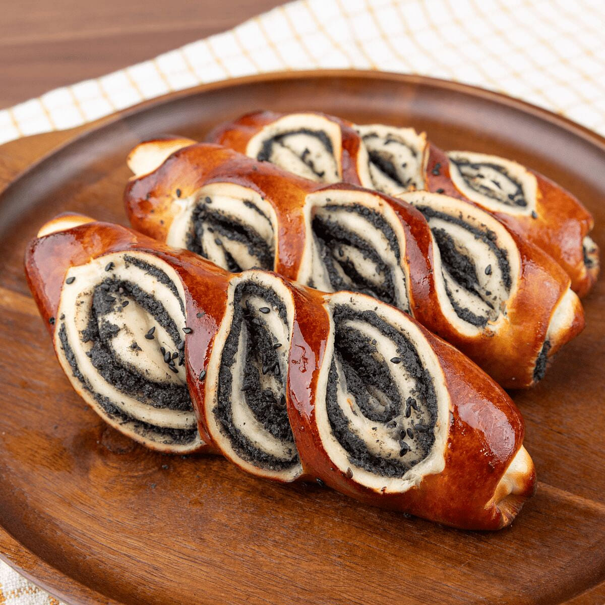 Pão de Pretzel com Gergelim Preto (Micro-ondas 15-20s) 1 unidade