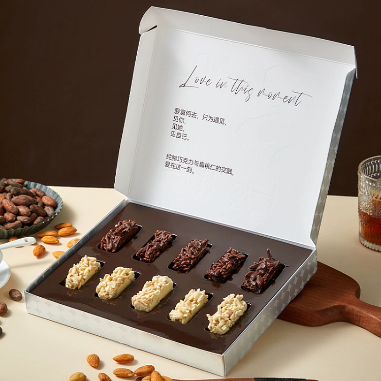 Almonds mixed with black and white chocolate 100g.
