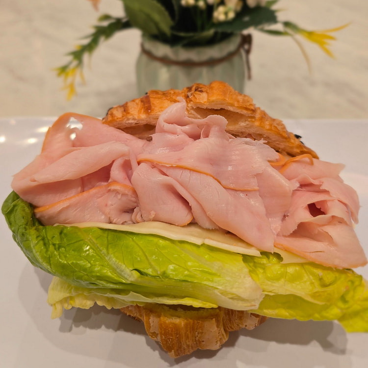 烟熏火鸡可颂三明治 1 个