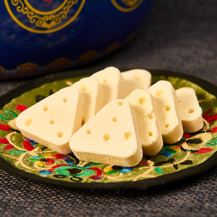 The herdsman said that the triangle cheese cheese cube is a handmade Mongol
