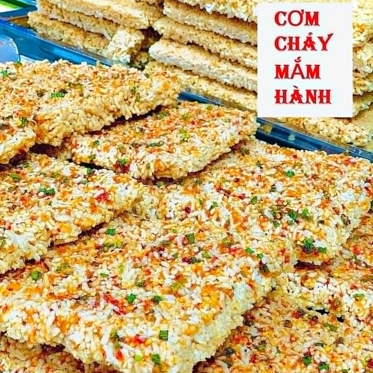 CRISPY RICE WITH SALTY GARLIC SAUCE