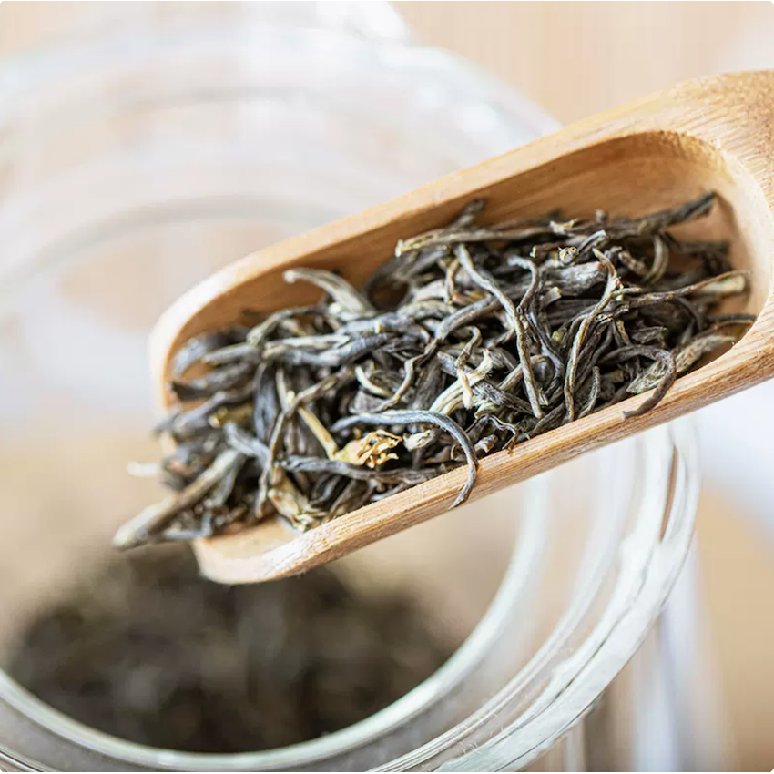 2025年新茶 龍井茶250g （張一元）。翡翠色の水色、香ばしい甘みと旨み。 omeecha_01_07.jpg
