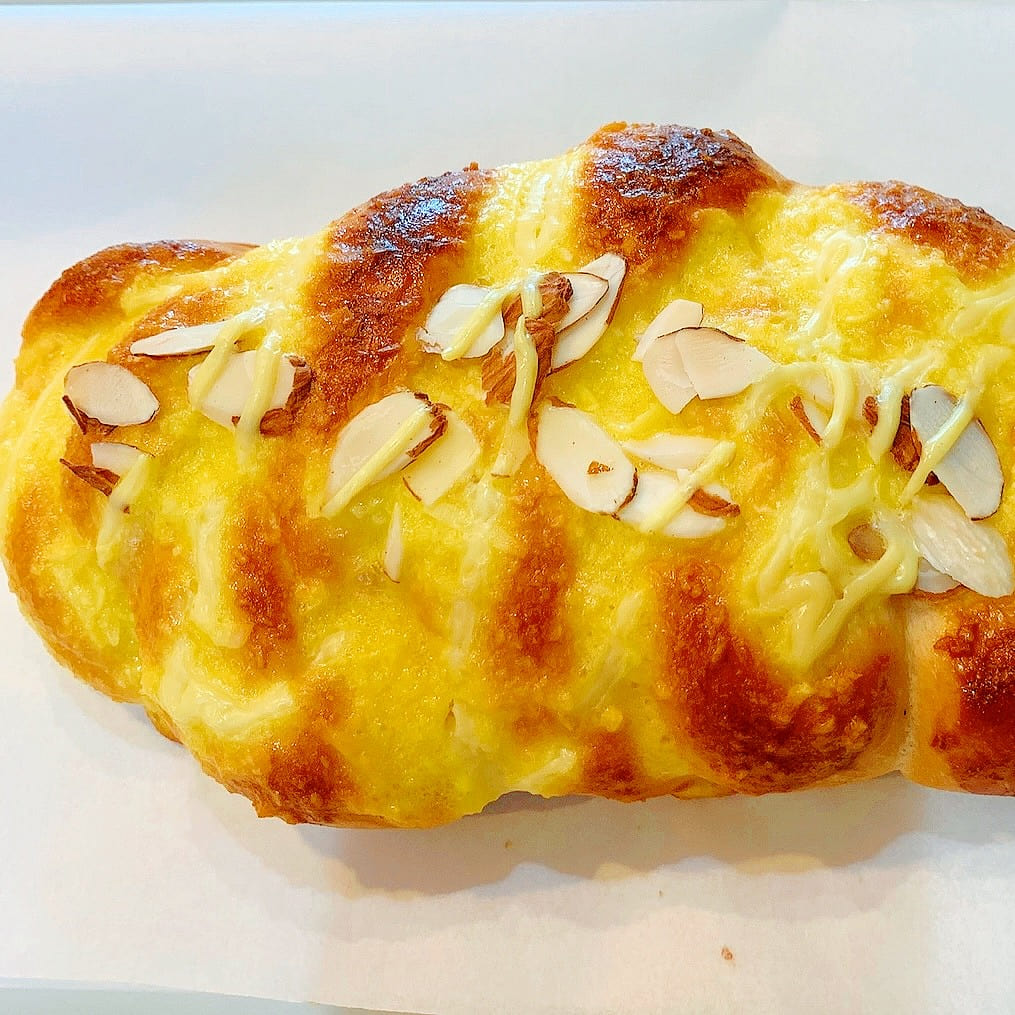 Pão de coco com manteiga e leite 1 unidade(s)