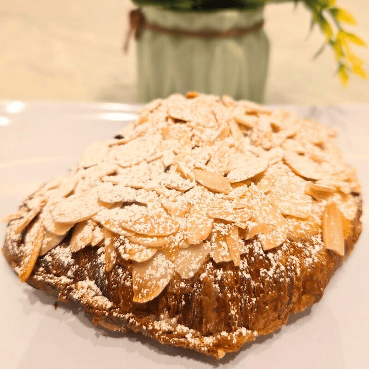 Almond Croissant 130 g