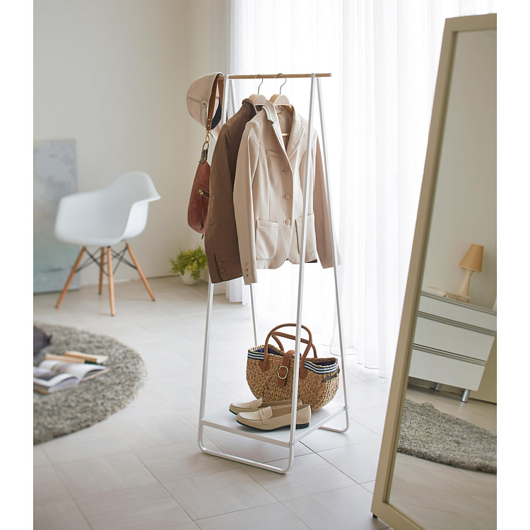 带搁板的衣帽架（高 55 英寸）- 白色钢架