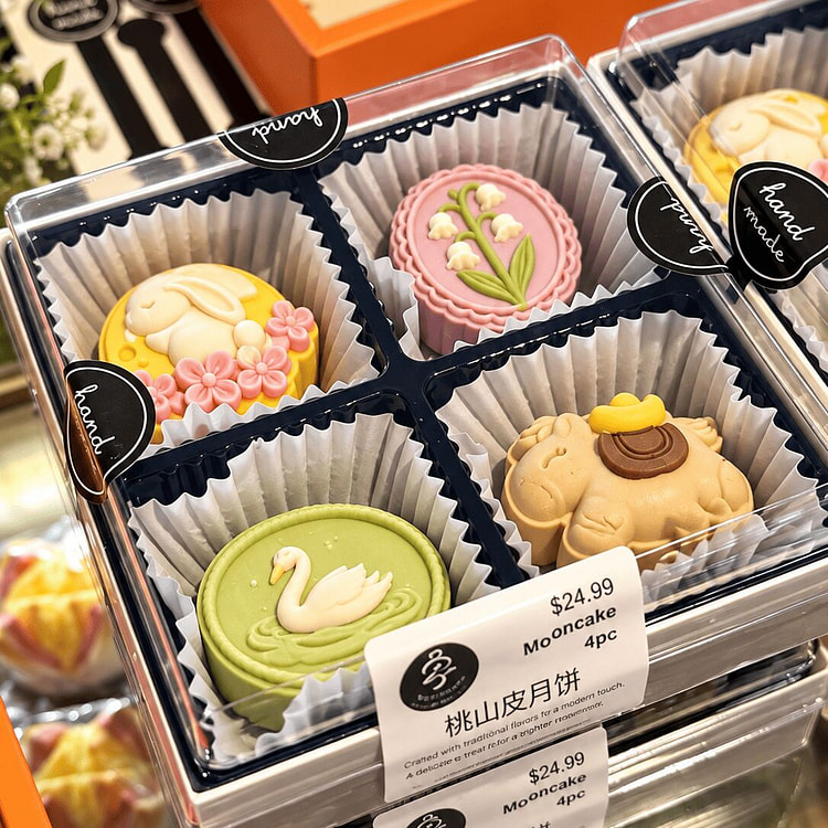 Handmade White Bean Paste Crust Mooncakes Box 4 count