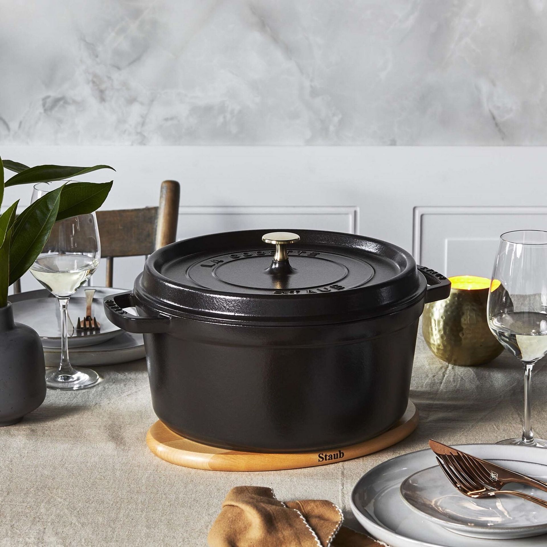 STAUB Cast Iron 4-qt Round Cocotte 4-qt / Black 1 phần