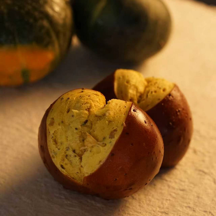 Pumpkin Walnut Pretzel Roll 2-Pack 200g 1 each
