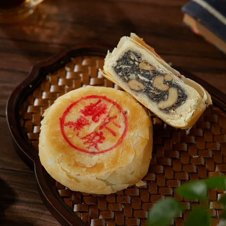 上海沈大成桃仁黑麻月饼 苏式酥皮苔菜豆沙 1只 80 克