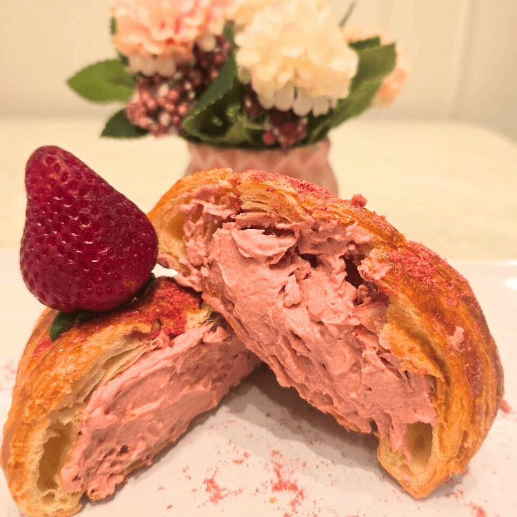 Strawberry Croissant 140 g