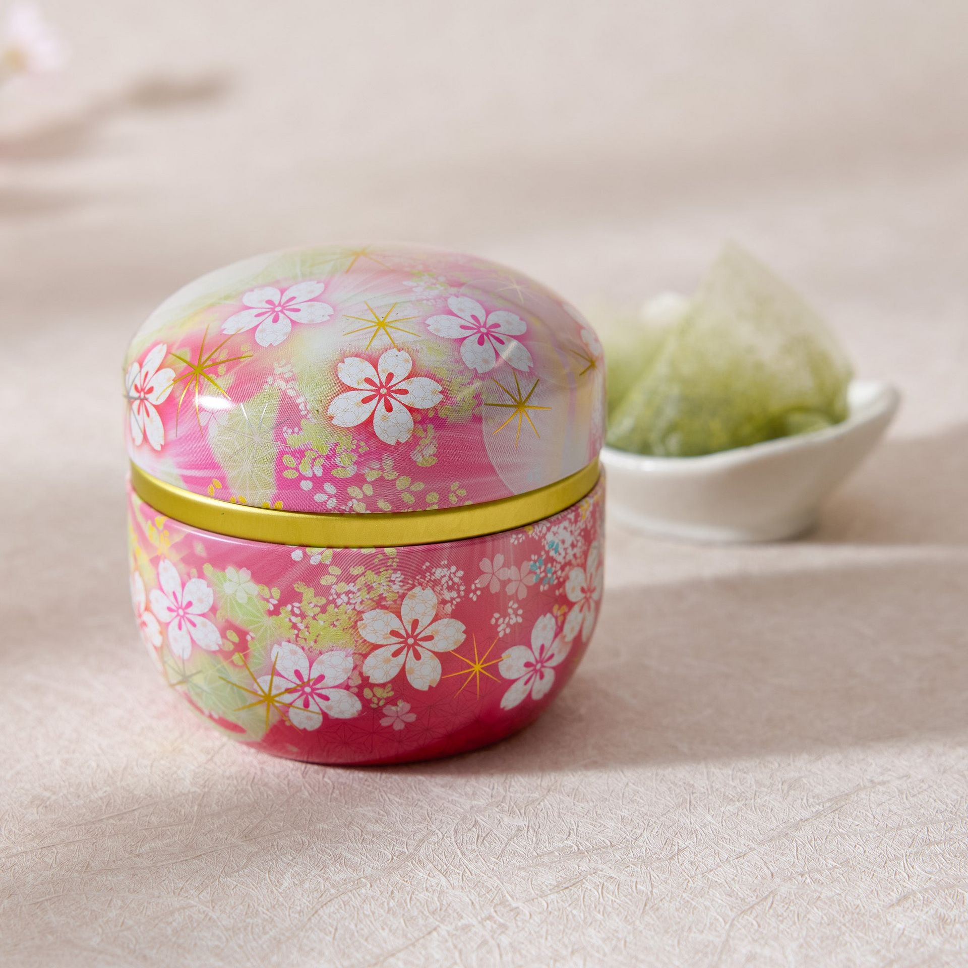 Suzuko Ryokucha Tea, Pink Sakura Canister (6 bags) 129 g