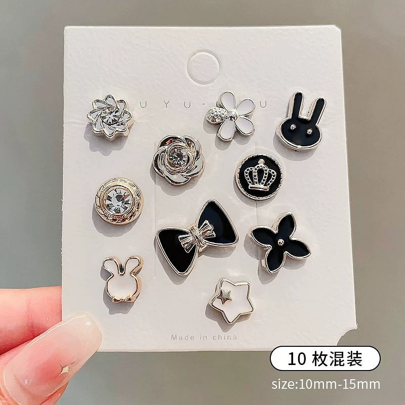 10 Anti-Exposure Clip-On Brooches with Random Patterns (No Sewing Required) 10 個