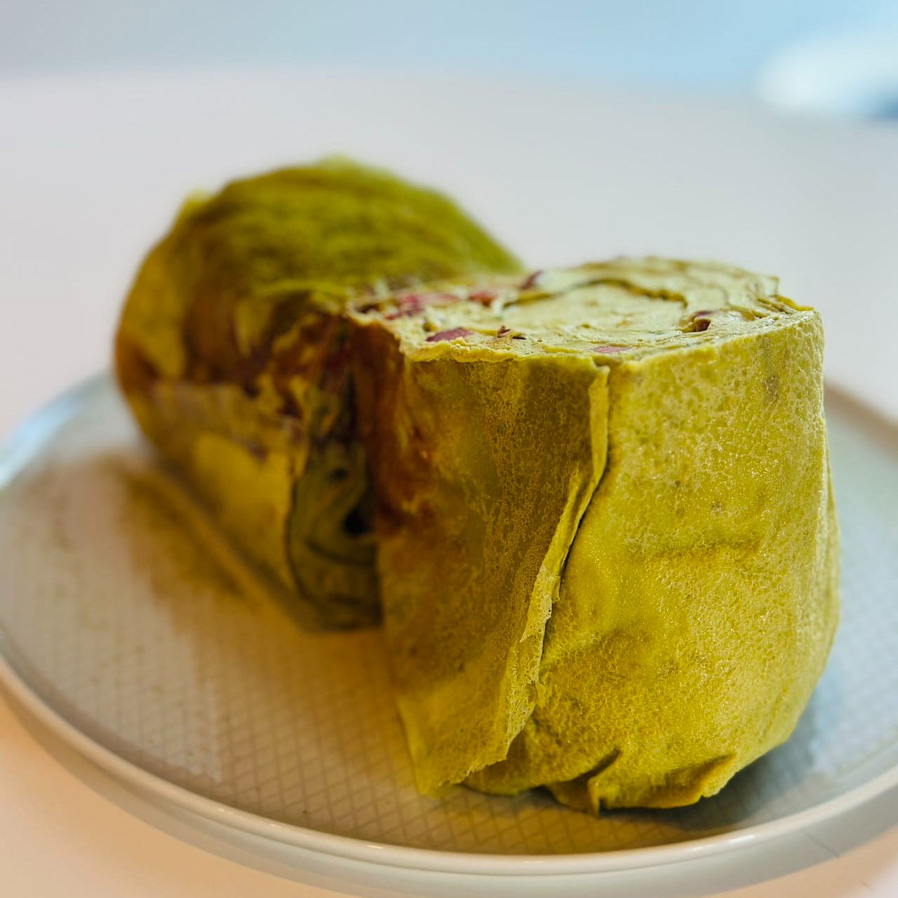 Rolo de bolo de crepe de matcha com morango 1 Caixa de