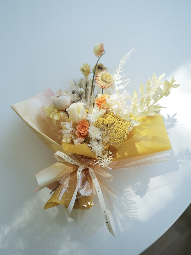 等名字floral Signature永生花花束 花束尺寸约为13inch宽 13inch高主色系 温馨黄色系花材 永生花玫瑰 永生花绣球 搭配干花 零维护 可保持1 2年 作品由花艺师根据市场花材情况搭配 花材与图片样品不完全一致 Weee