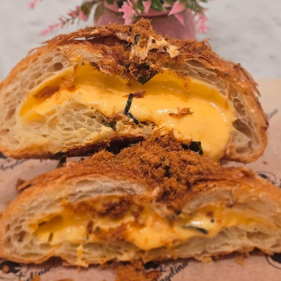 Salted Egg Yolk Pork Floss Croissant 140 g