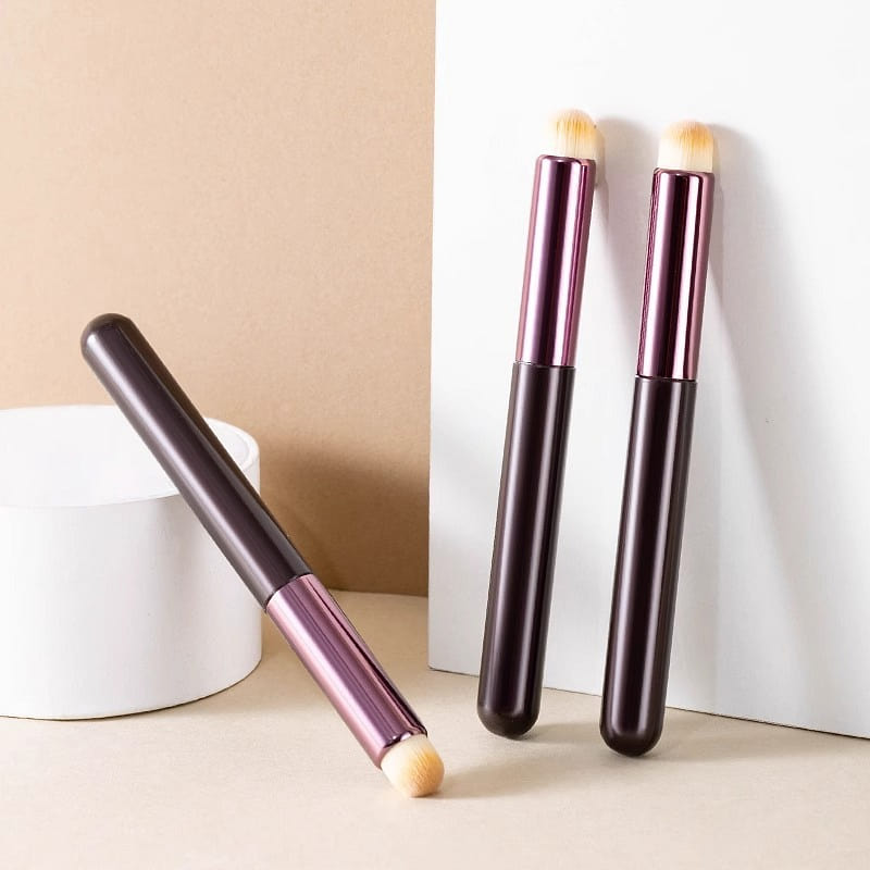 Round-headed girl’s lip blending concealer brush 1 each
