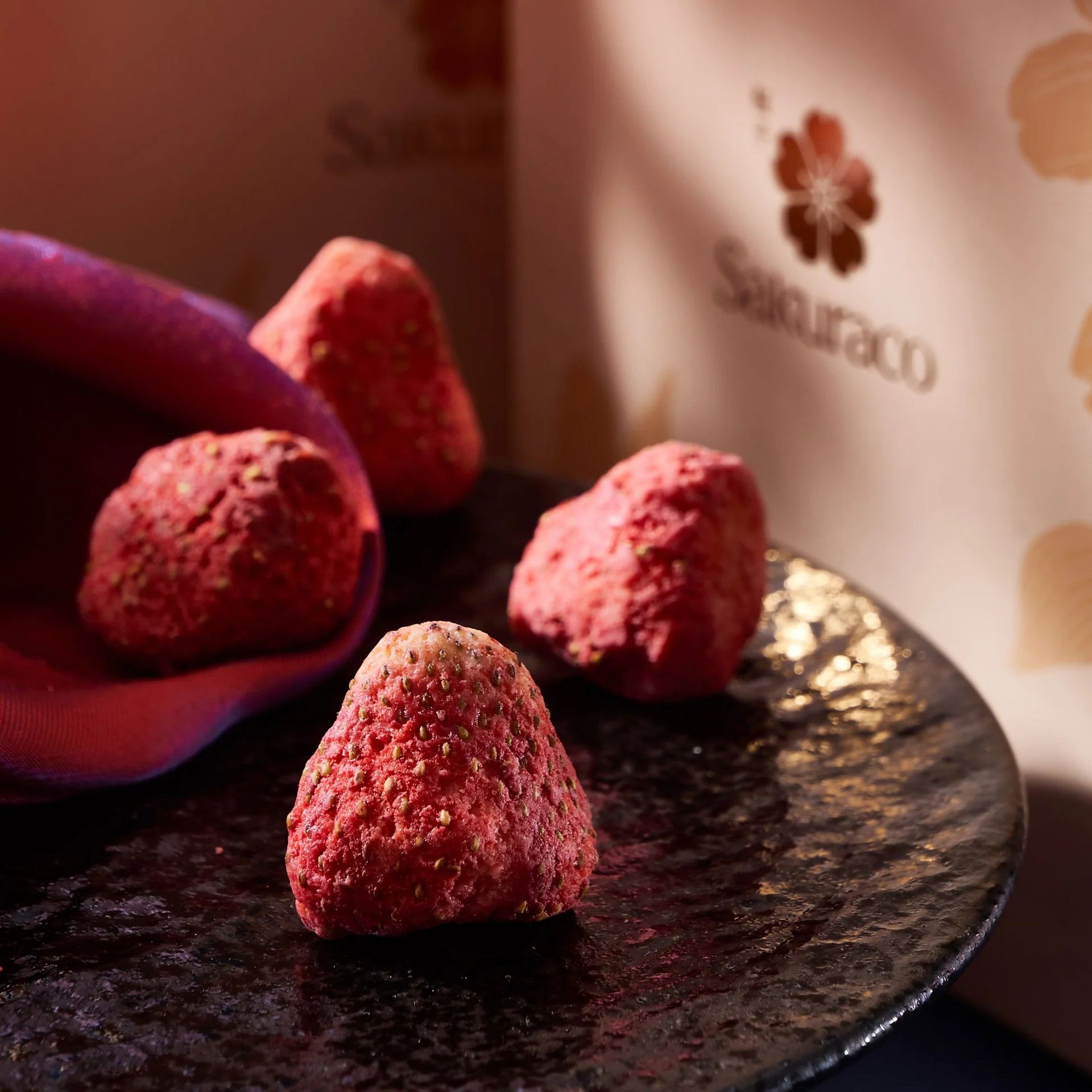 苺　0608 Sakuraco White Chocolate Fruit: Strawberry - Weee!
