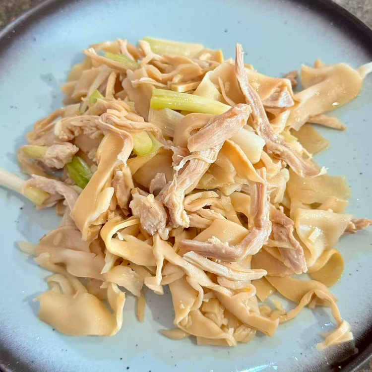 Chicken Broth w/ Bamboo Shoot & Shred chicken 250g 1 each