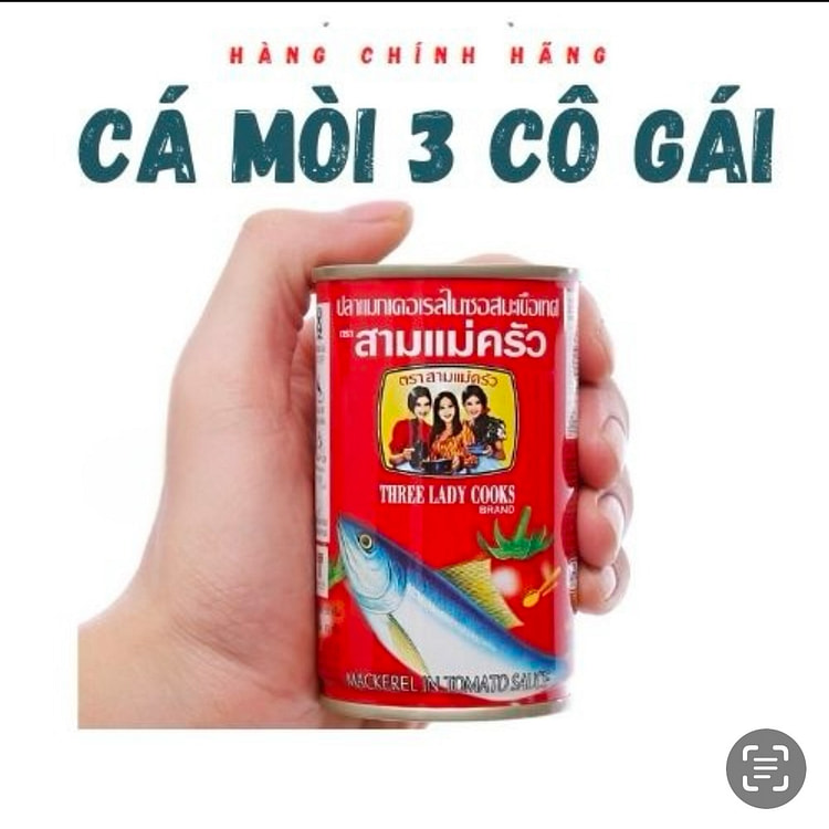 三位女士用番茄酱烹制鲭鱼