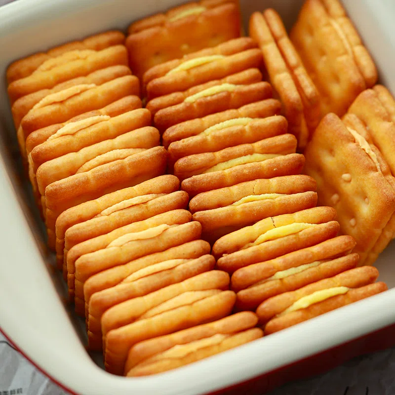1 box of salty cheese sandwich cookies 100 g
