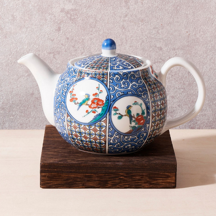 Kutani Ware Karakusa Teapot