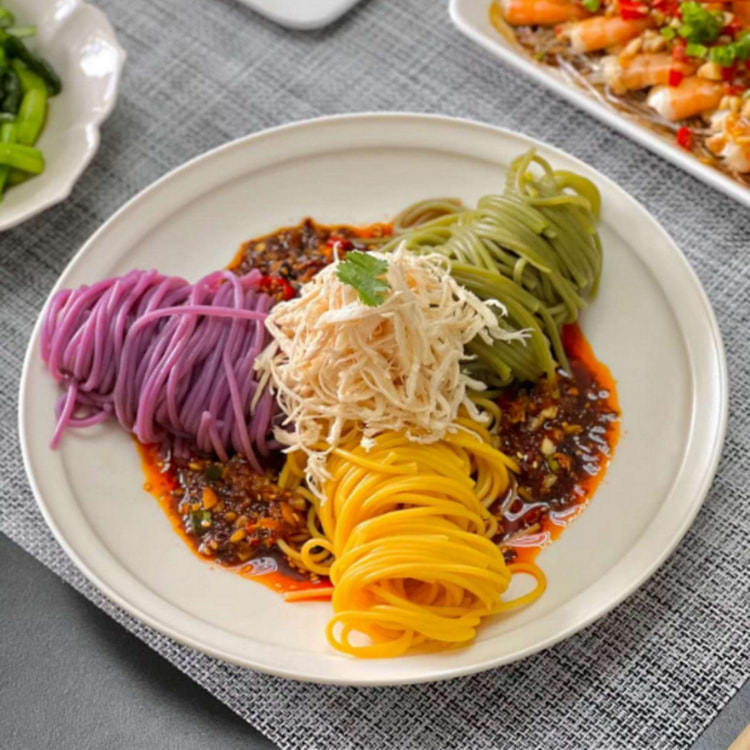 鸡丝三色蔬菜凉面