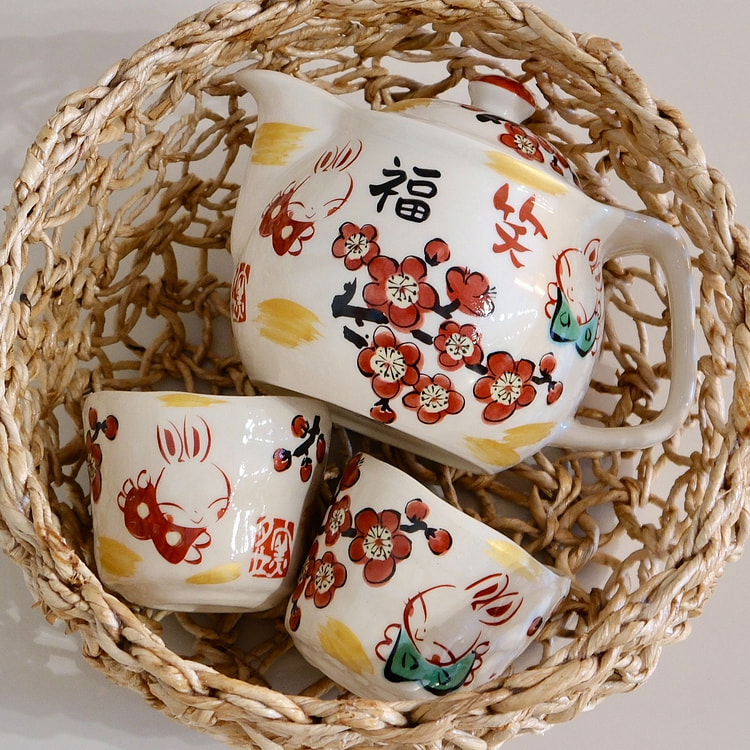 日本夕立窑红色兔子茶壶套 礼盒装