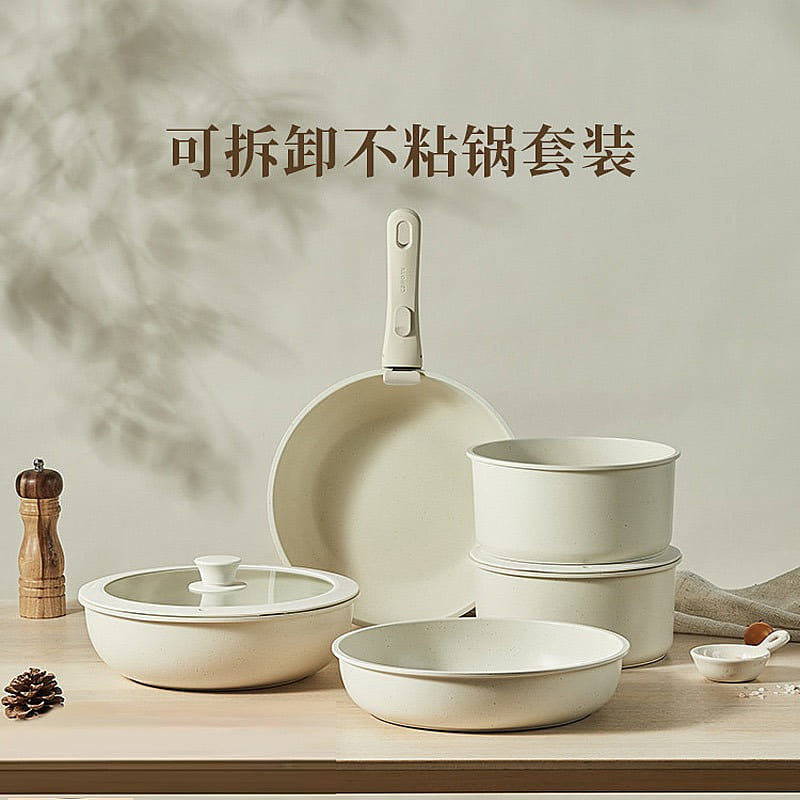 Removable handle set of four pots and pans 1 each