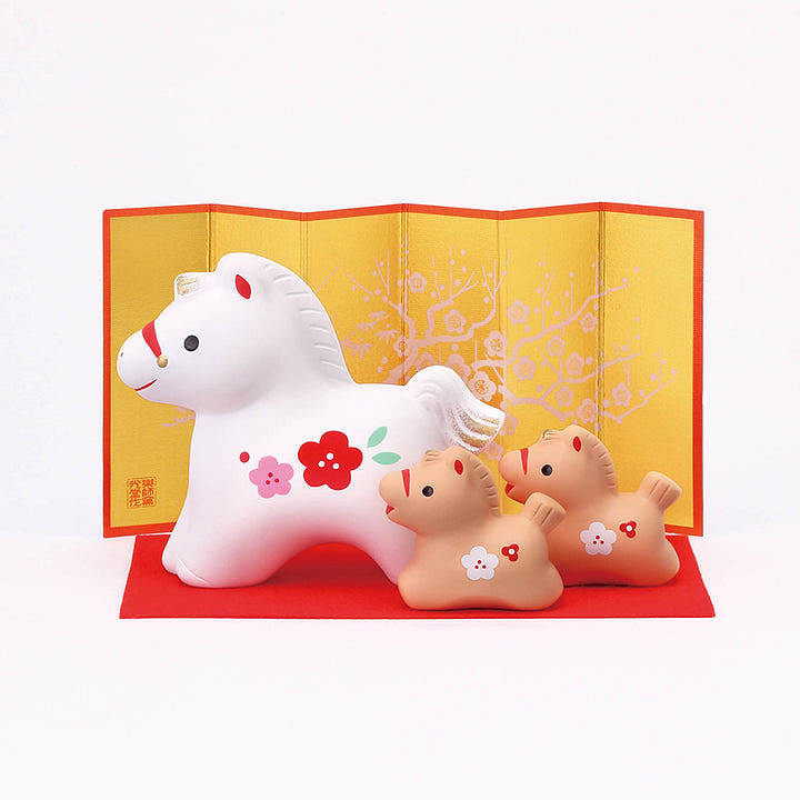 Ngựa may mắn Yakushigama tỏa sáng mận đỏ 1 phần