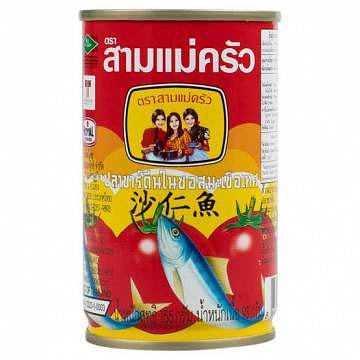 三位女士用番茄酱烹制沙丁鱼