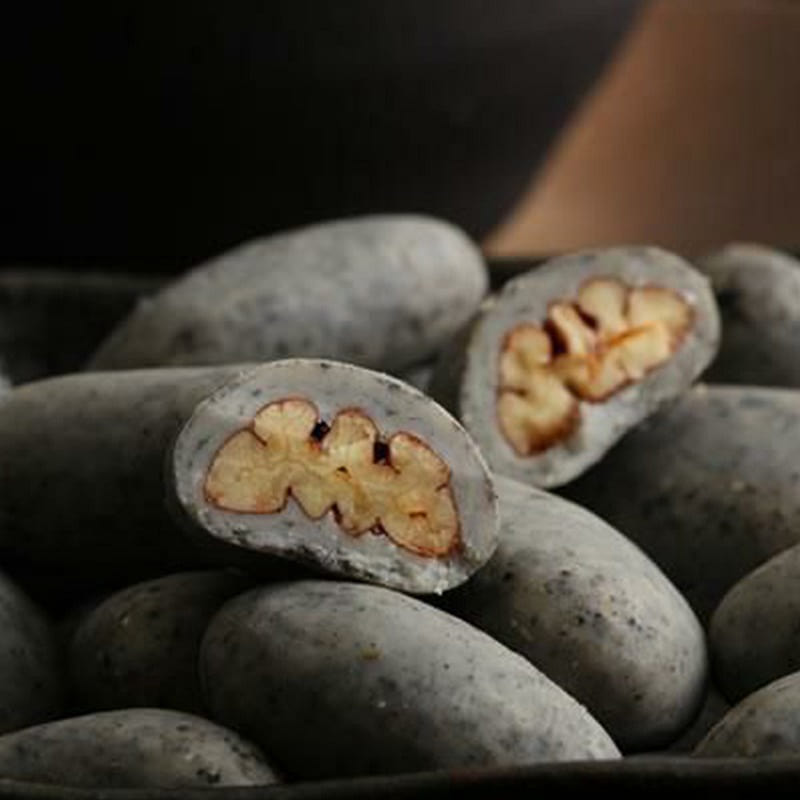 Salon de Royal Black sesame pecan chocolate 100g 1 each